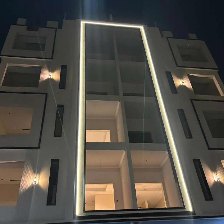 واجهة بإضاءة معمارية